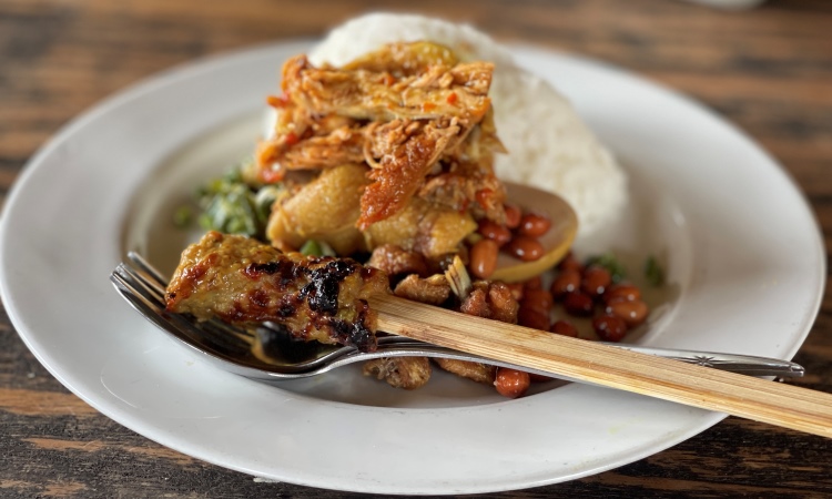 Ayam Kedewatan Ibu Mangku