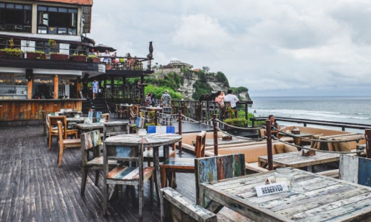 15 Cafe Tempat Nongkrong di Kuta Bali yang Unik & Instagramable