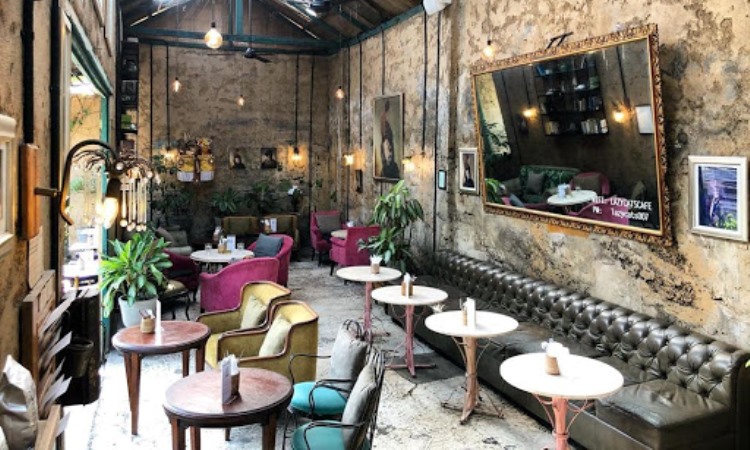 15 Cafe Tempat Nongkrong di Ubud Bali yang Unik & Instagramable