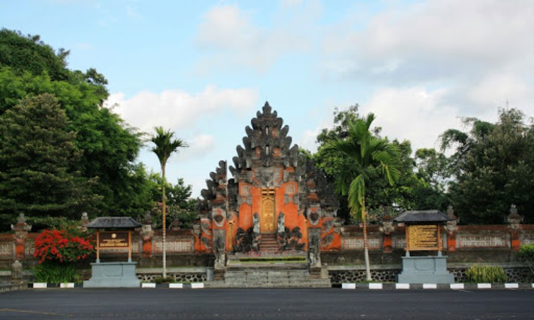 Tampak Siring Bali, Menikmati Keindahan Pura Tirta Empul & Istana Kepresidenan