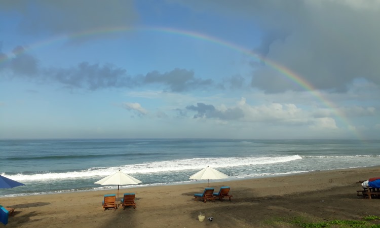 Daya Tarik Pantai Batu Belig Bali