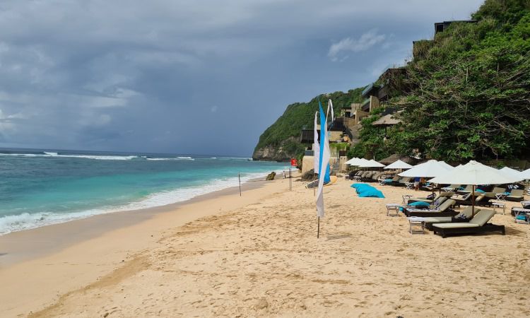 Fasilitas Pantai Karma Kandara