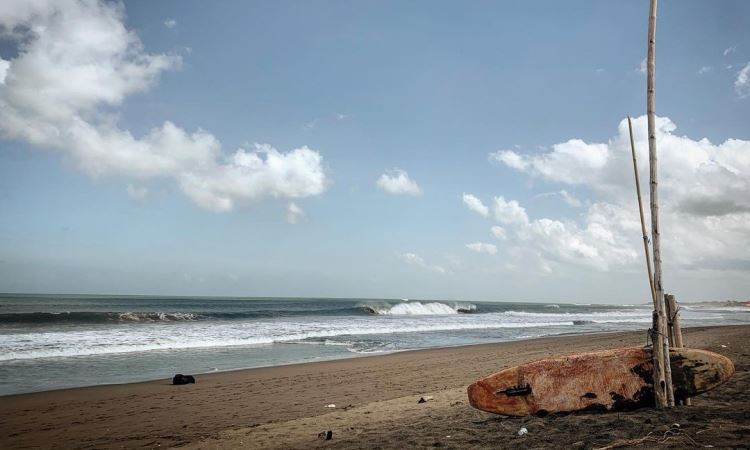 Lokasi & Harga Tiket Pantai Batu Belig