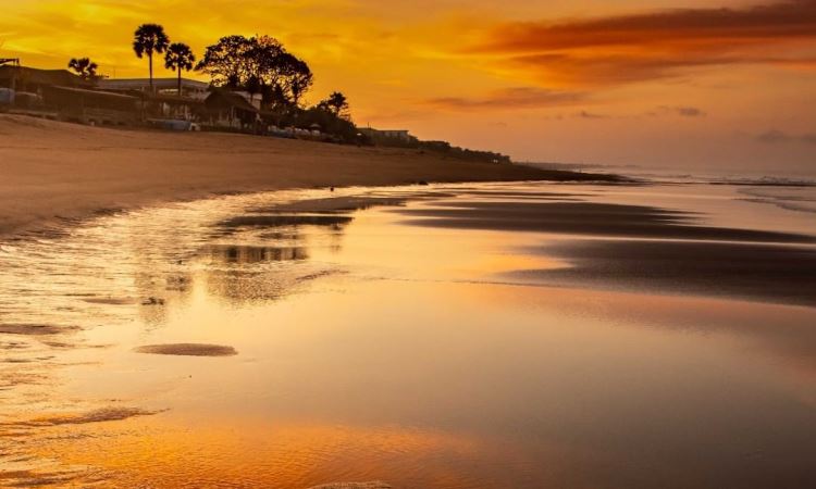 Pantai Batu Belig Bali, Pantai Indah Menikmati Panorama Sunset