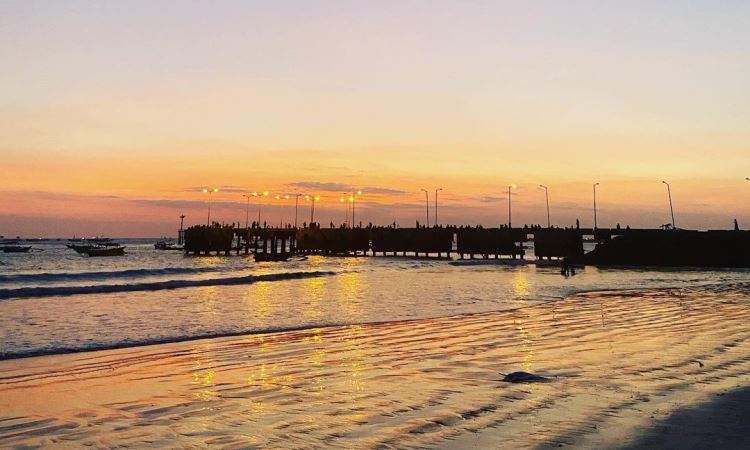 Pantai Kedonganan - Destinasi Menikmati Sunset & Seafood di Bali