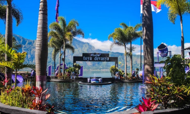 Pemandian Air Panas Toya Bungkah, Nikmati Bermain Air Dengan Latar Pegunungan