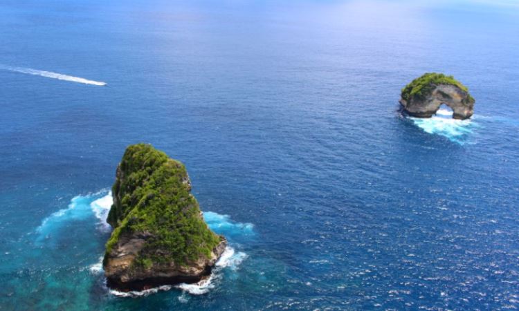 Banah Cliff Point, Pesona Tebing Berlubang di Nusa Penida Bali