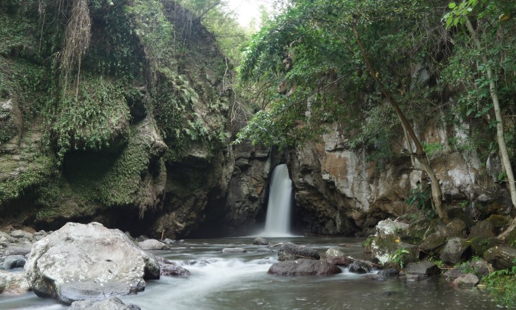 Fasilitas Air Terjun Tembok Barak