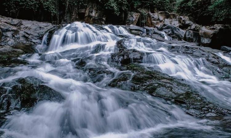 Kegiatan di Air Terjun Goa Rang Reng