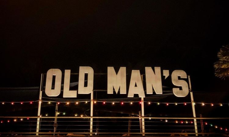 Old Man’s Canggu, Tempat Nongkrong Hits di Tepi Pantai Batu Bolong