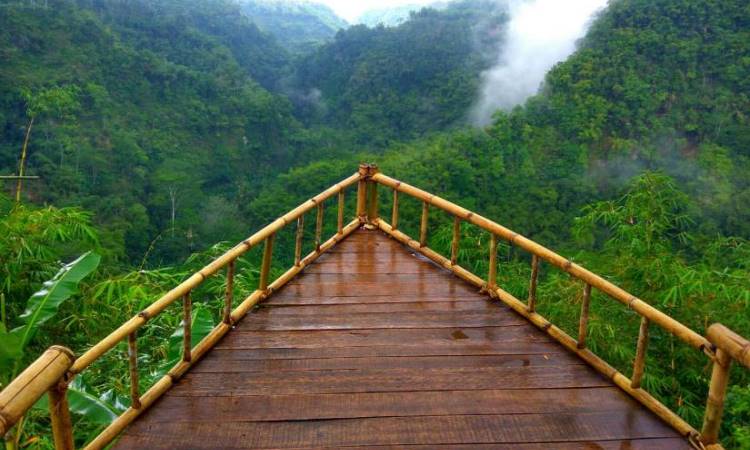 Anjungan Tukad Melangit, Tempat Selfie Berlatar Bukit Hijau di Bali