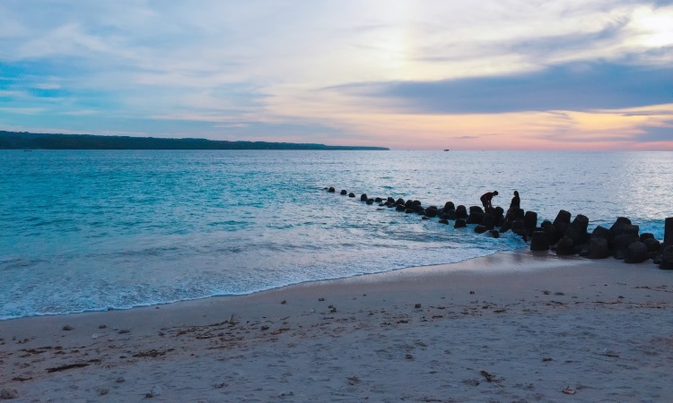 Kegiatan Pantai Tuban