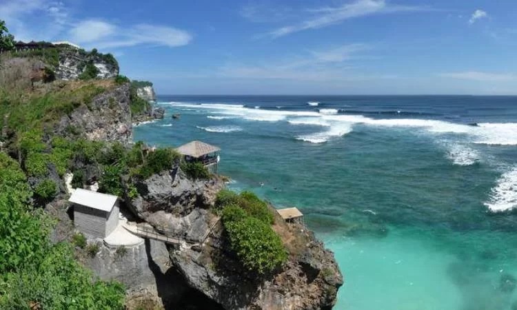 Daya Tarik Pantai Blue Point