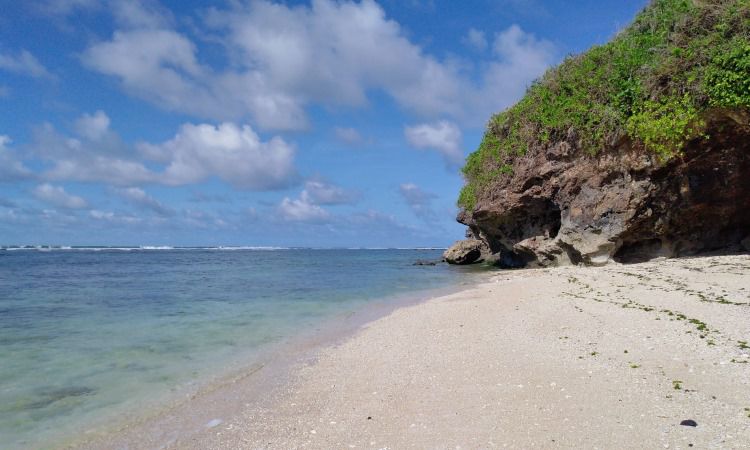 Daya Tarik Pantai Greenbowl Bali
