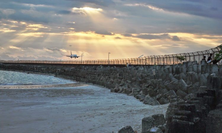 Pantai Kelan Tuban, Panorama Sunset yang Menawan Hati Plus Pesawat Terbang