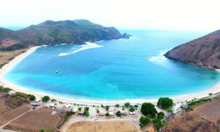 Pantai Mawun, Pantai Pasir Putih nan Indah di Lombok Tengah