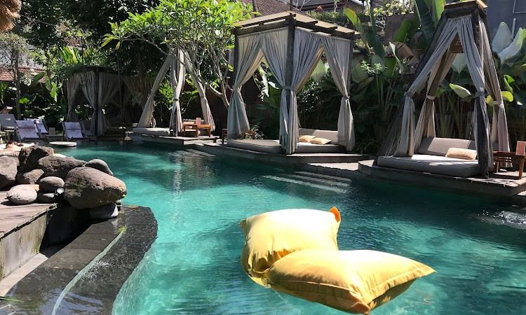 Daya Tarik Folk Pool & Gardens