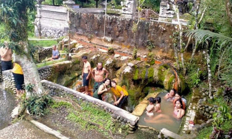Aktivitas Seru di Air Panas Belulang