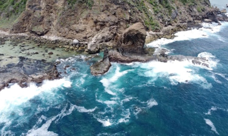 Pantai Nambung, Pantai Unik Perpaduan Air Terjun Asin di Lombok