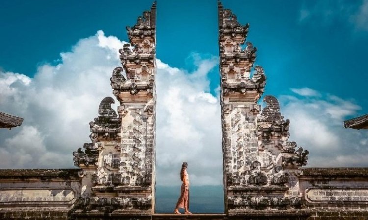 Aktivitas di Gapura Candi Bentar