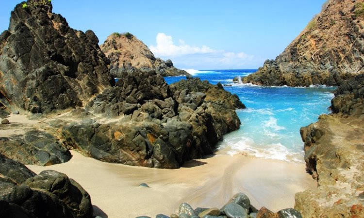 Pantai Telawas, Pesona Pantai Indah & Batu Karang Eksotis di Lombok