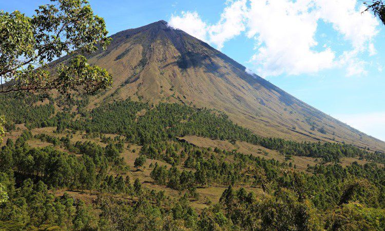 Gunung Inerie, Pesona Piramida Alam yang Memukau di Pulau Flores