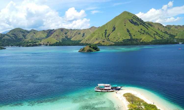 Pulau Kelor Labuan Bajo, Destinasi Wisata Bahari Eksotis yang Kaya Pesona