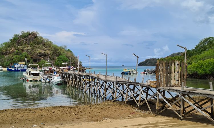 Alamat Pantai Waecicu