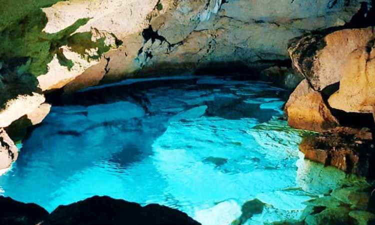 Gua Kristal, Pesona Mata Air Biru yang Indah di Kupang