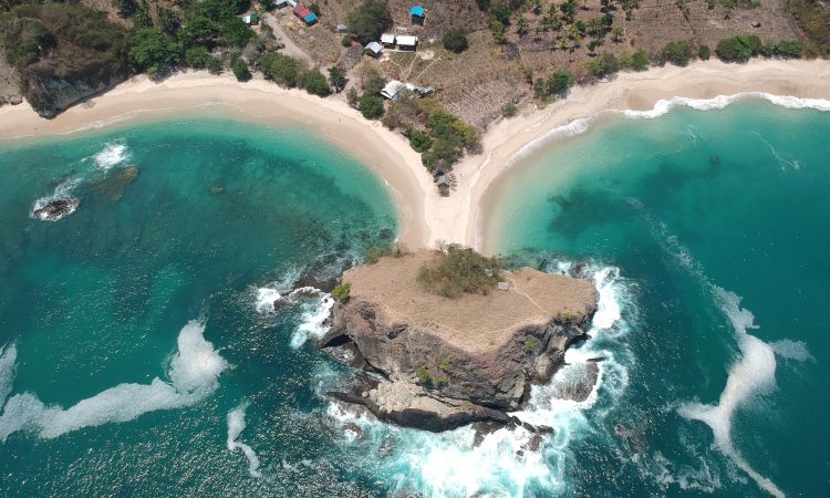 Pesona Pantai Koka, Surga Bahari Tersembunyi Nan Eksotis di Sikka