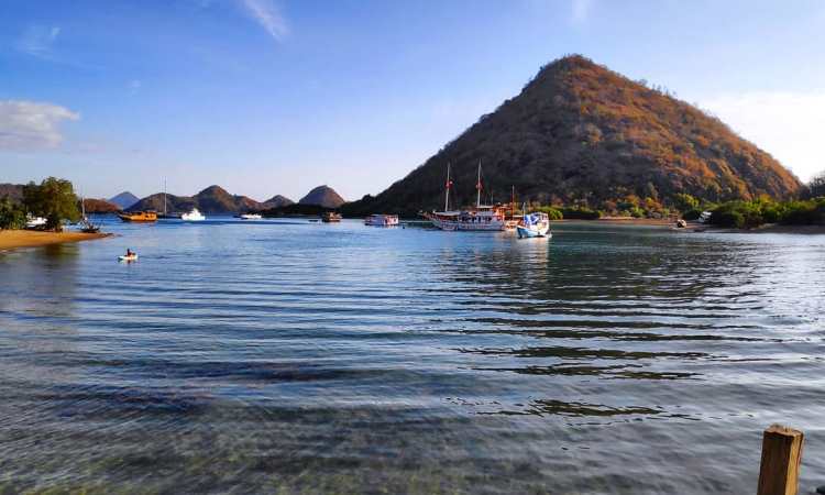 Pantai Waecicu, Pantai Cantik dengan Panorama Alam Eksotis di Manggarai Barat
