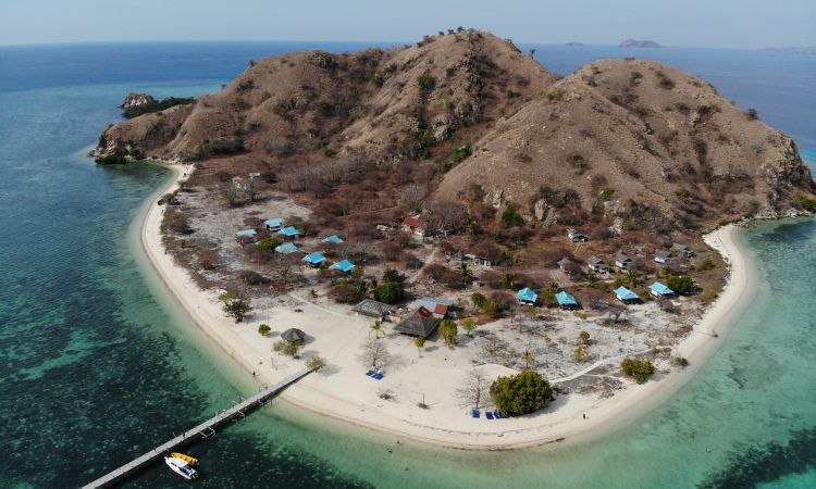 Pulau Kanawa, Pulau Eksotis dengan Panorama Sunset yang Memukau di Manggarai Barat