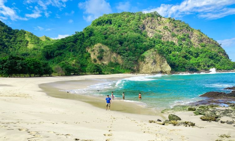 Ragam Aktivitas Menarik di Pantai Koka Sikka