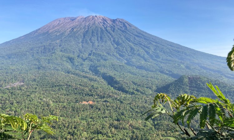 Bukit Cemara, Menikmati Panorama Alam Eksotis dari Ketinggian di Karangasem