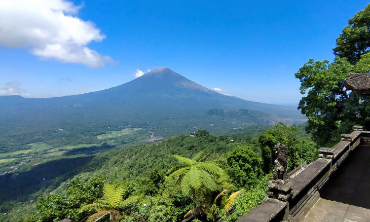 Daya Tarik Pura Lempuyang Madya