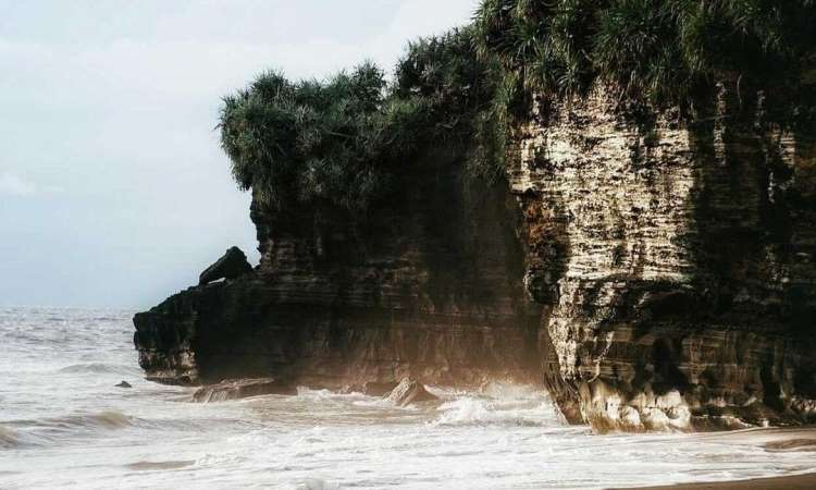 Pantai Nyanyi