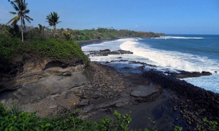 10 Pantai Pasir Hitam di Bali yang Paling Hits Buat Liburan