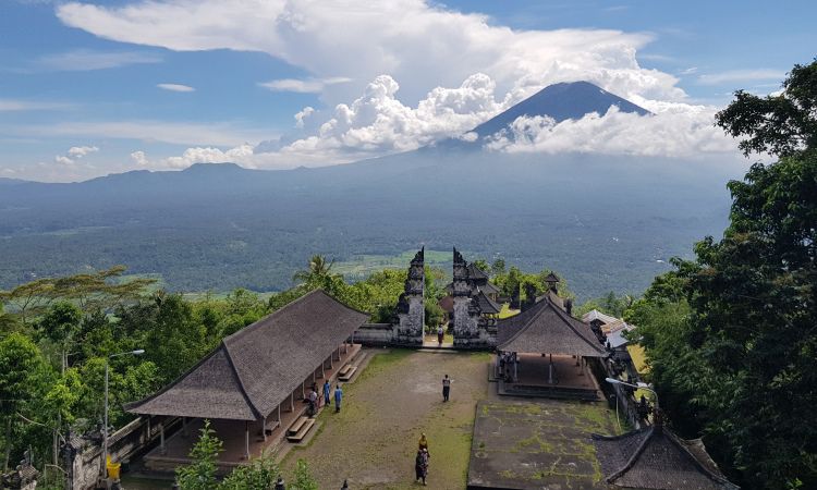 Pura Lempuyang Madya, Pura Tertua di Bali dengan Panorama Memukau