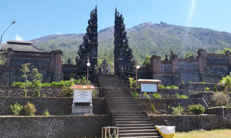Pura Pasar Agung, Pura Sakral dengan Desain Arsitektur Menarik di Karangasem