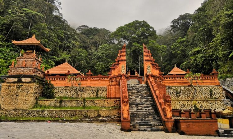 Pura Teratai Bang, Pura Cantik dengan Aroma Belerang yang Khas di Bali