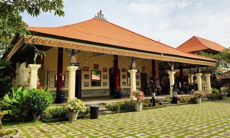 Puri Agung Karangasem, Destinasi Wisata yang Kaya Nilai Sejarah di Bali