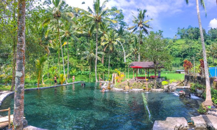 Telaga Surya, Kolam Pemandian Alami dengan Panorama Memukau di Karangasem