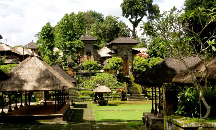 Aktivitas Menarik di Pura Samuan Tiga