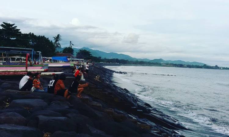 Aktivitas di pantai lebih