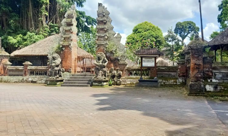 Alamat Pura Samuan Tiga
