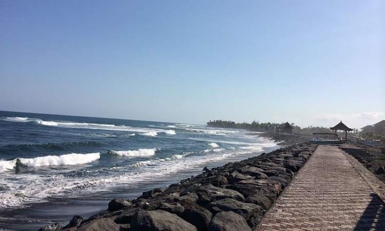 Fasilitas Pantai Lebih