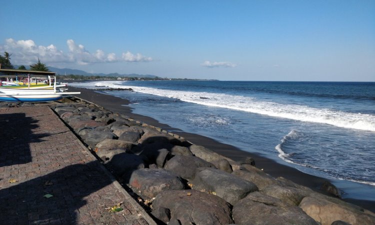 Pantai Lebih, Pantai Indah dengam Pasir Hitam Menawan di Gianyar