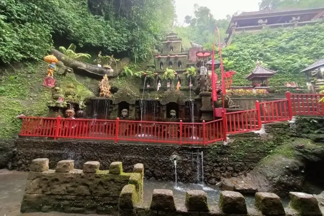 Daya Tarik Pura Taman Pecampuhan Sala