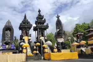 Daya Tarik Wisata Pura Ponjok Batu