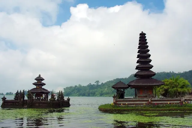 Kegiatan Menarik Pura Ulun Danu Bratan Tabanan